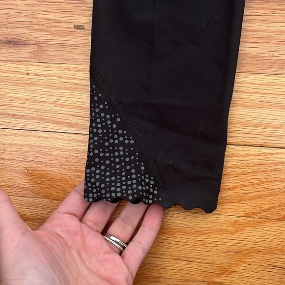 LULULEMON tight stuff reflective scalloped hem size 6 - Picture 3 of 5